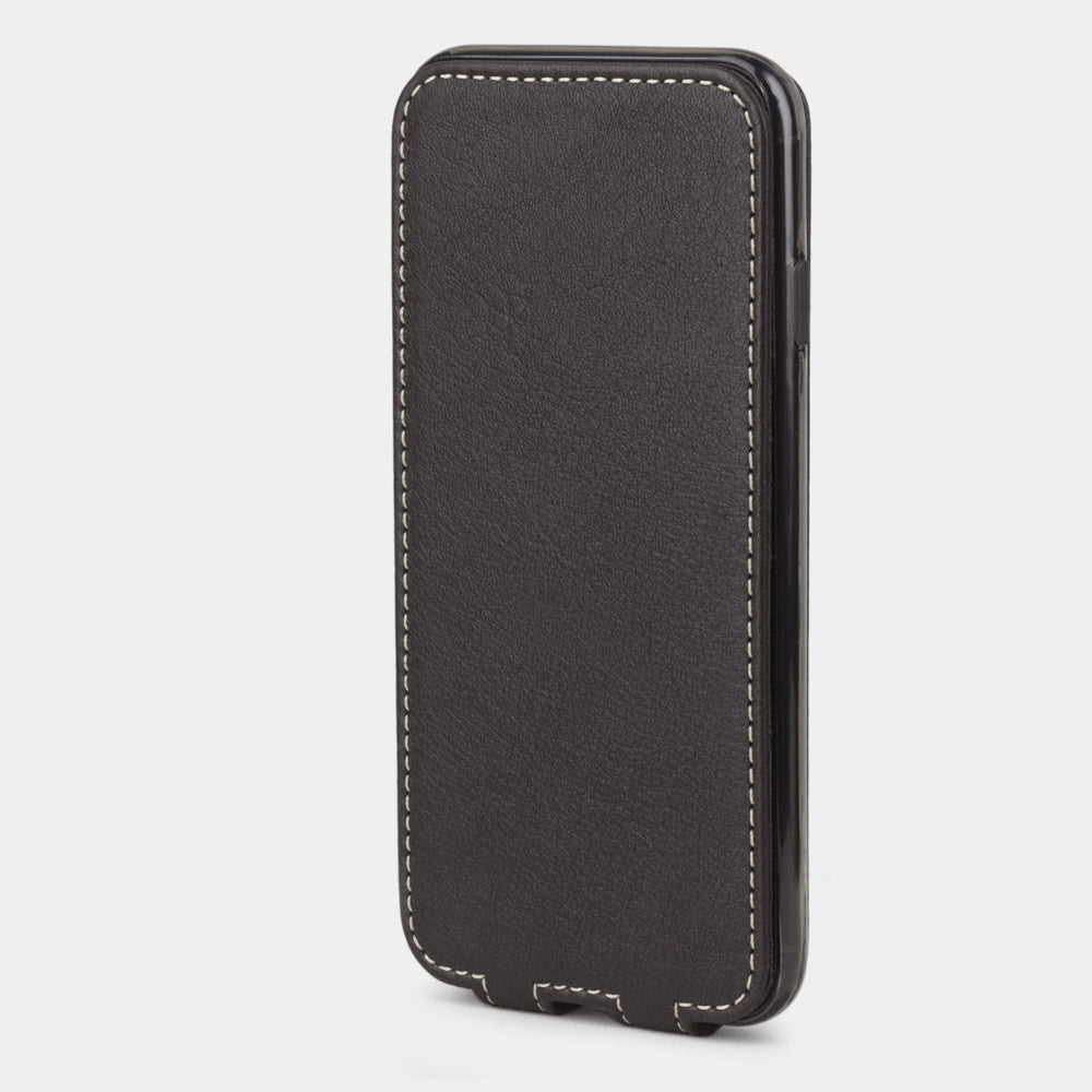 Funda de piel Marrón para iPhone SE - vista vertical cerrada que muestra la tapa magnética protegiendo completamente la pantalla, silueta elegante