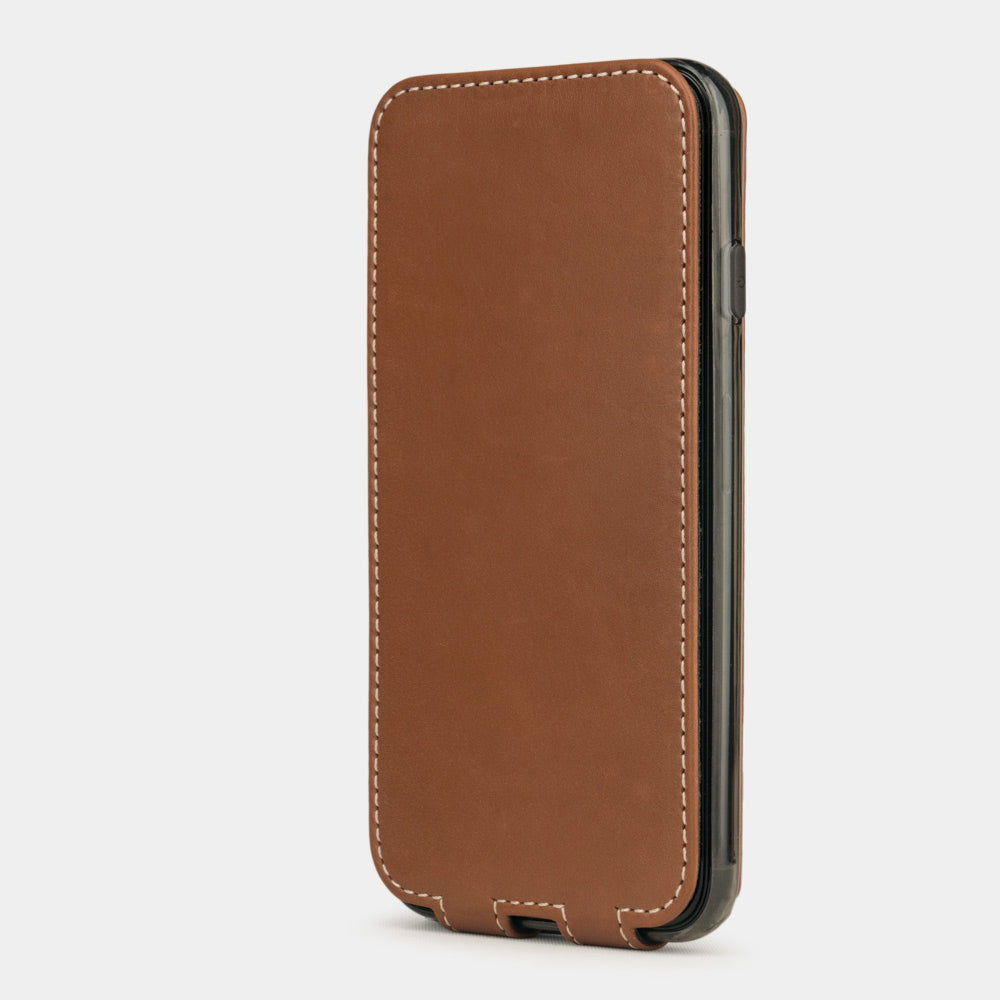 Funda de piel Oro para iPhone SE - vista vertical cerrada que muestra la tapa magnética protegiendo completamente la pantalla, silueta elegante