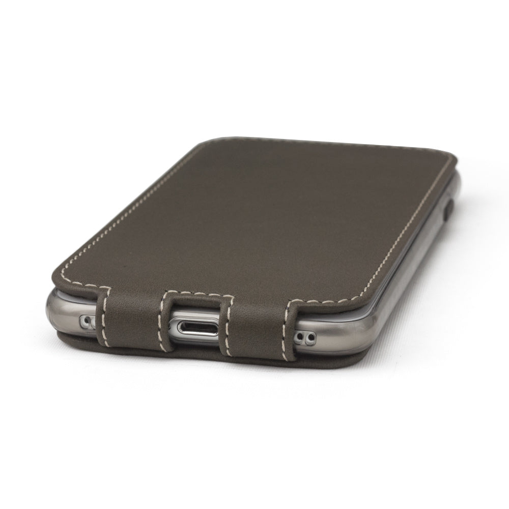 Funda de piel Caqui para iPhone SE - vista lateral plana que muestra un diseño ultrafino, la abertura del puerto Lightning y un acabado preciso de los bordes