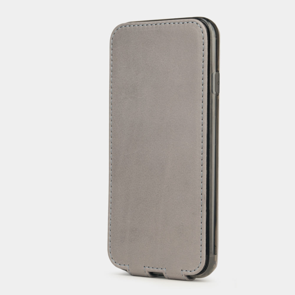 Funda de piel Gris Piedra para iPhone SE - vista vertical cerrada que muestra la tapa magnética protegiendo completamente la pantalla, silueta elegante
