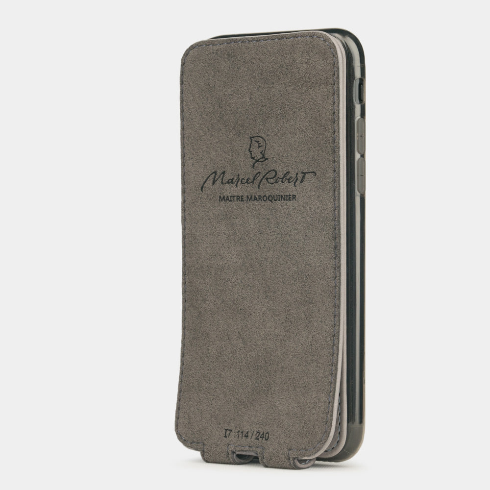 Funda de piel Gris Piedra para iPhone SE - vista interior que muestra el forro de Alcantara auténtico, diseñado para limpiar y proteger la pantalla