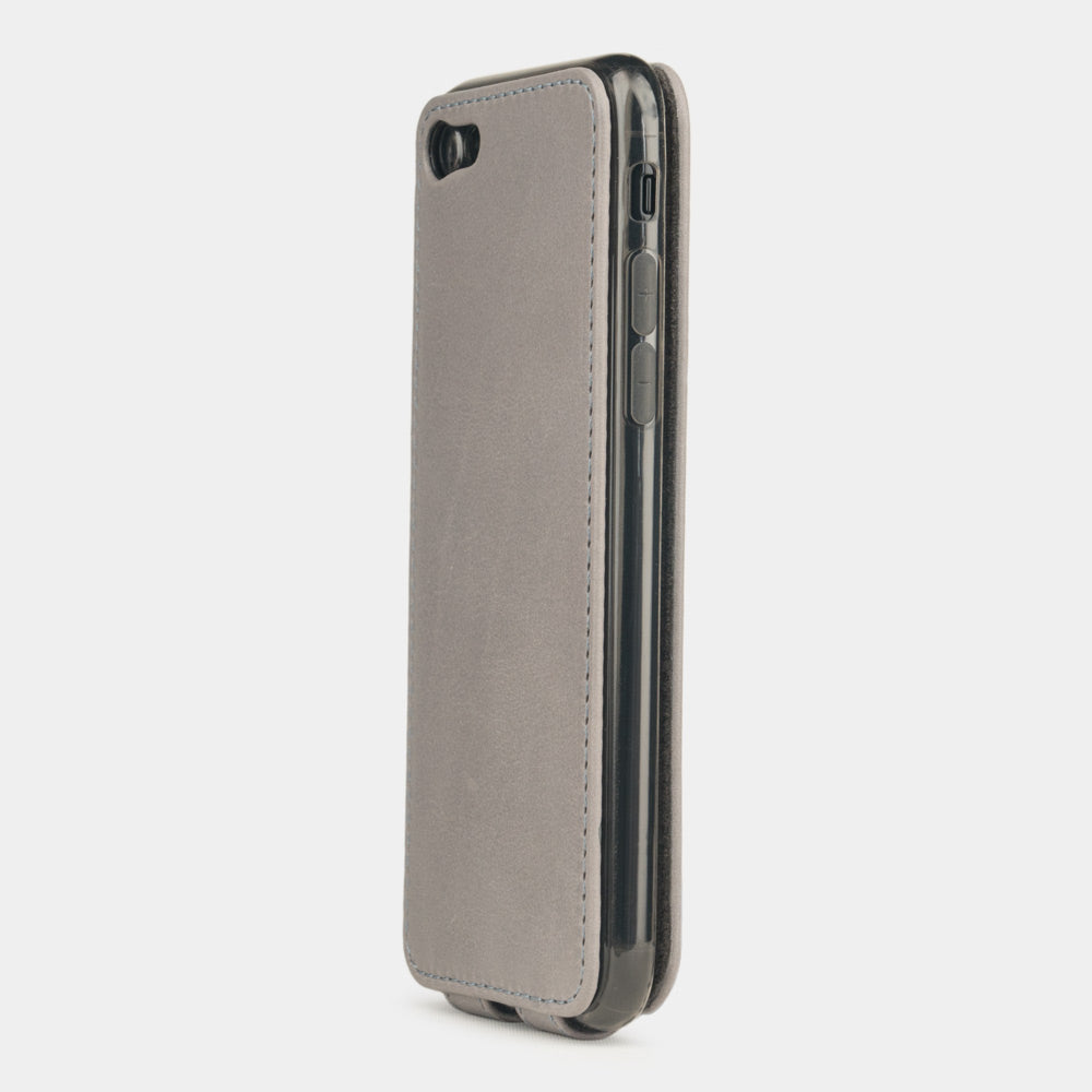 Funda de piel Gris Piedra para iPhone SE - vista del lateral de la cámara que muestra cómo el objetivo queda eficazmente protegido