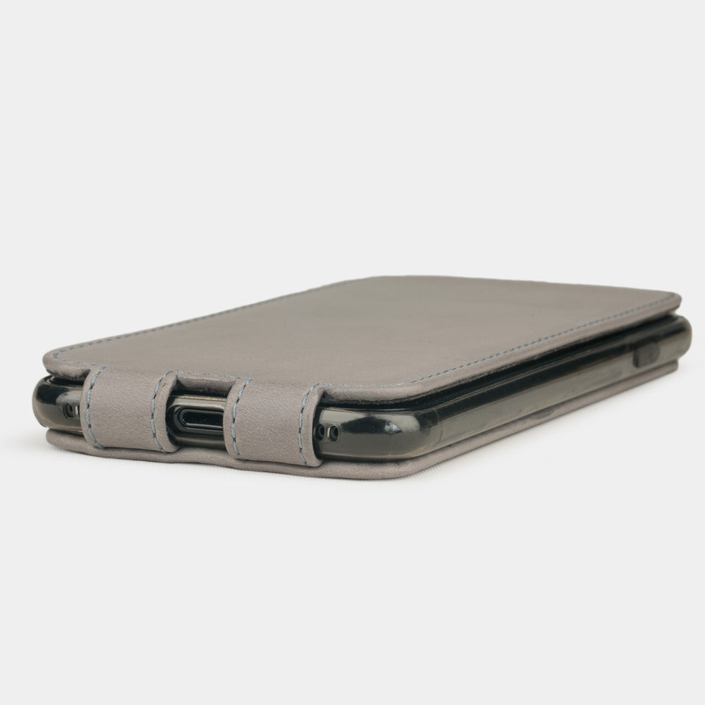 Funda de piel Gris Piedra para iPhone SE - vista lateral plana que muestra un diseño ultrafino, la abertura del puerto Lightning y un acabado preciso de los bordes