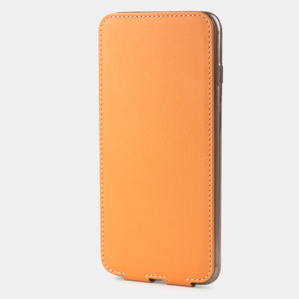 Funda de piel Ocre para iPhone SE - vista vertical cerrada que muestra la tapa magnética protegiendo completamente la pantalla, silueta elegante