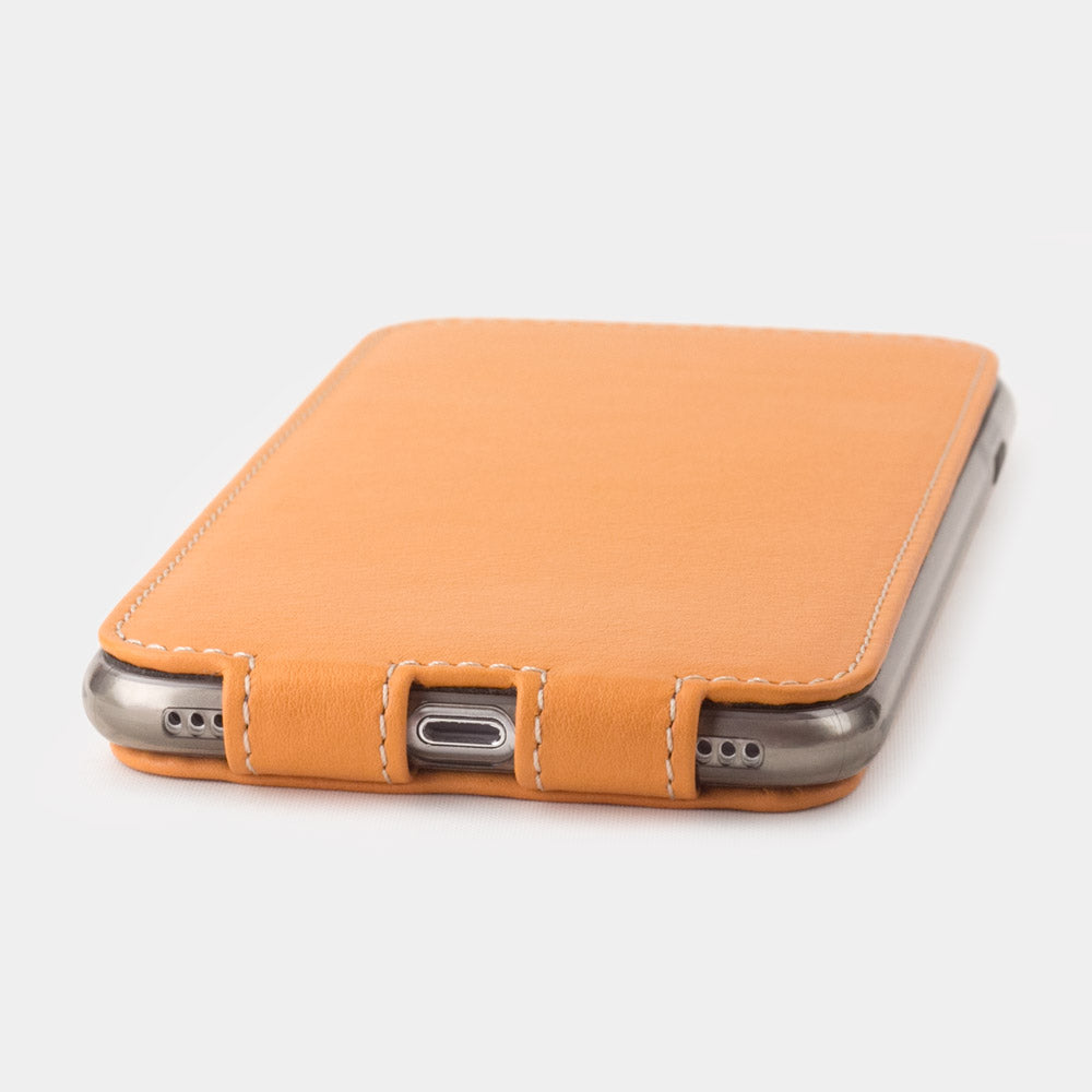 Funda de piel Ocre para iPhone SE - vista lateral plana que muestra un diseño ultrafino, la abertura del puerto Lightning y un acabado preciso de los bordes