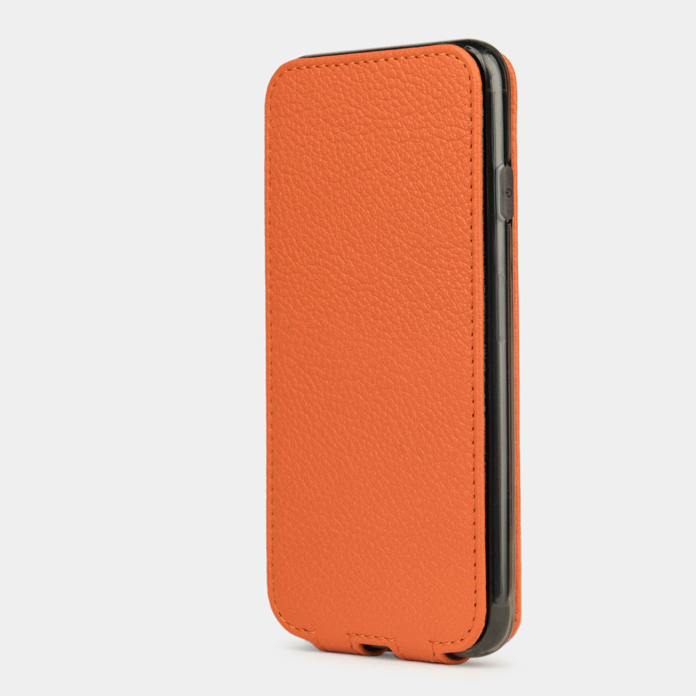 Funda de piel Naranja para iPhone SE - vista vertical cerrada que muestra la tapa magnética protegiendo completamente la pantalla, silueta elegante