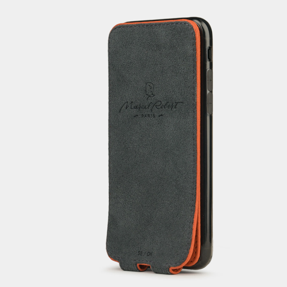 Funda de piel Naranja para iPhone SE - vista interior que muestra el forro de Alcantara auténtico, diseñado para limpiar y proteger la pantalla