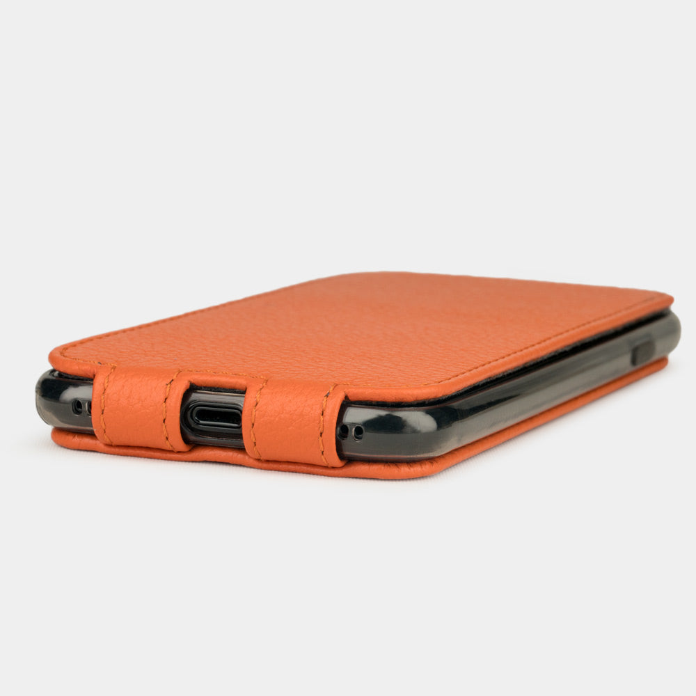 Funda de piel Naranja para iPhone SE - vista lateral plana que muestra un diseño ultrafino, la abertura del puerto Lightning y un acabado preciso de los bordes