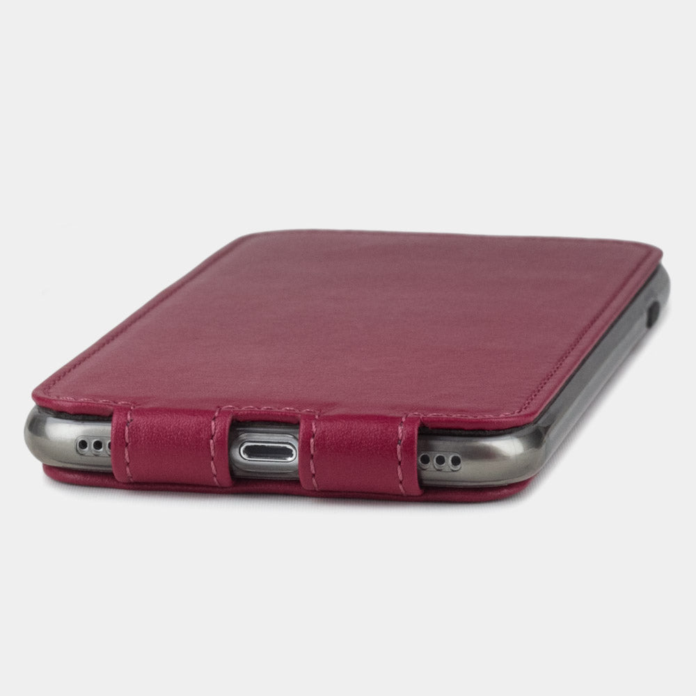Funda de piel Fucsia para iPhone SE - vista lateral plana que muestra un diseño ultrafino, la abertura del puerto Lightning y un acabado preciso de los bordes