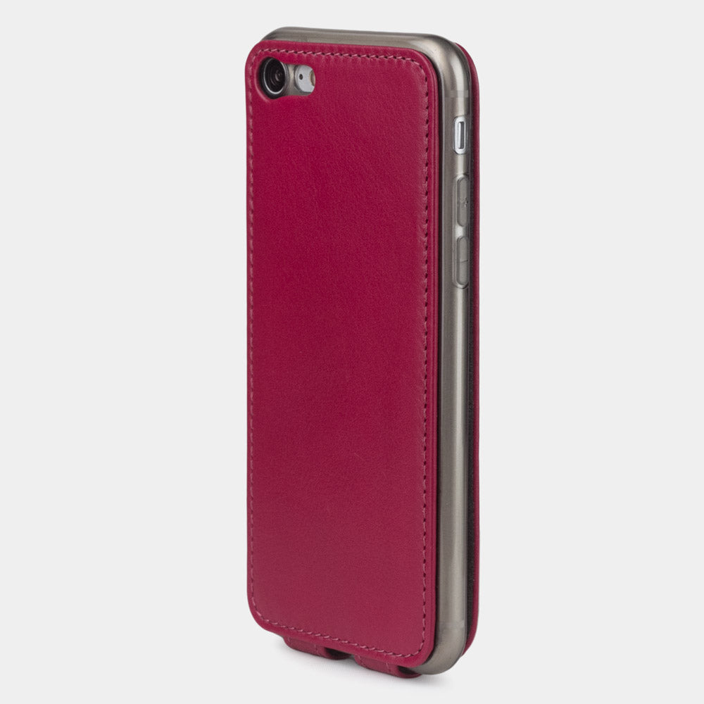 Funda de piel Fucsia para iPhone SE - vista del lateral de la cámara que muestra cómo el objetivo queda eficazmente protegido