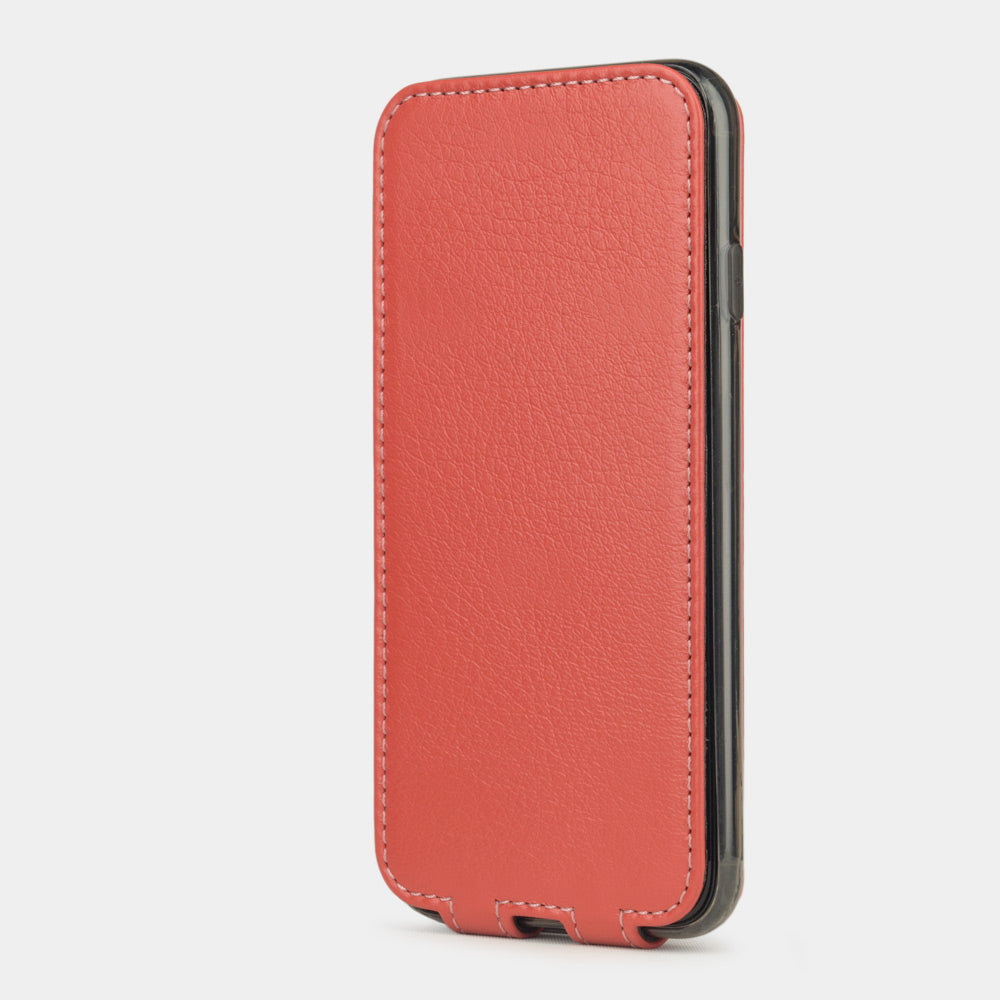 Funda de piel Coral para iPhone SE - vista vertical cerrada que muestra la tapa magnética protegiendo completamente la pantalla, silueta elegante