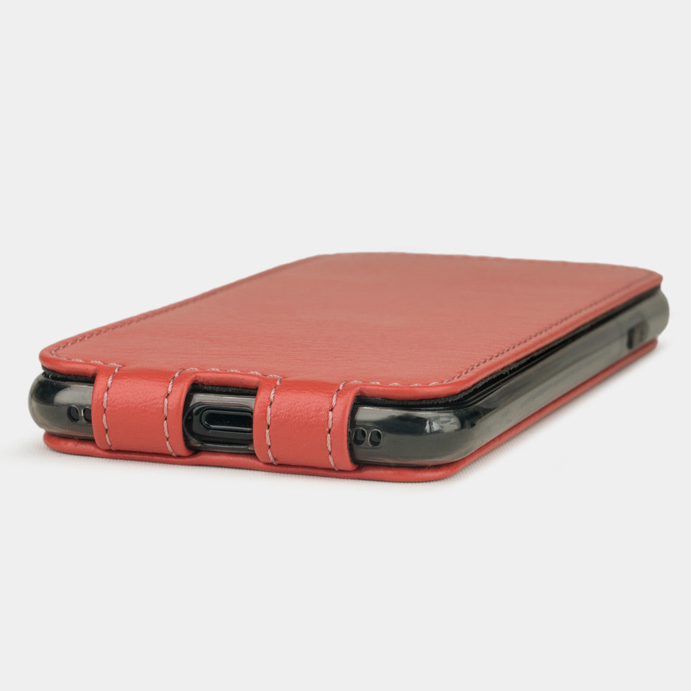 Funda de piel Coral para iPhone SE - vista lateral plana que muestra un diseño ultrafino, la abertura del puerto Lightning y un acabado preciso de los bordes