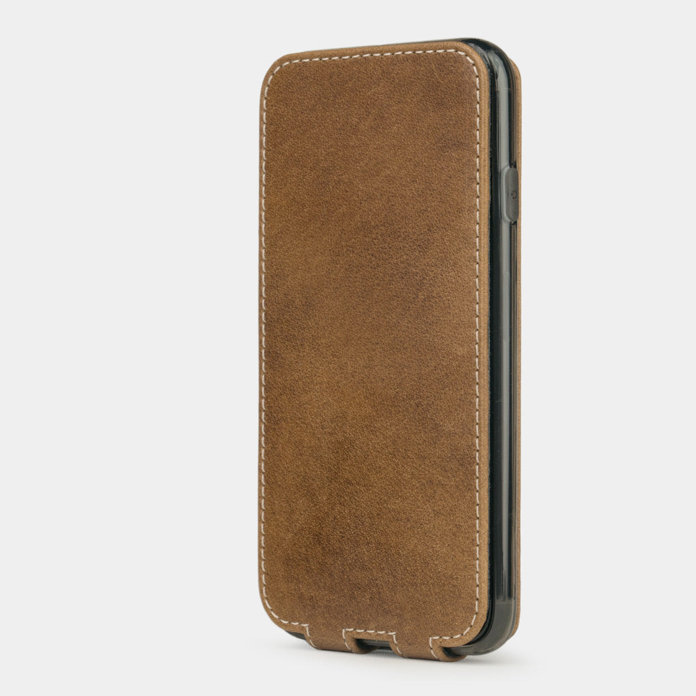 Funda de piel Vintage para iPhone SE - vista vertical cerrada que muestra la tapa magnética protegiendo completamente la pantalla, silueta elegante