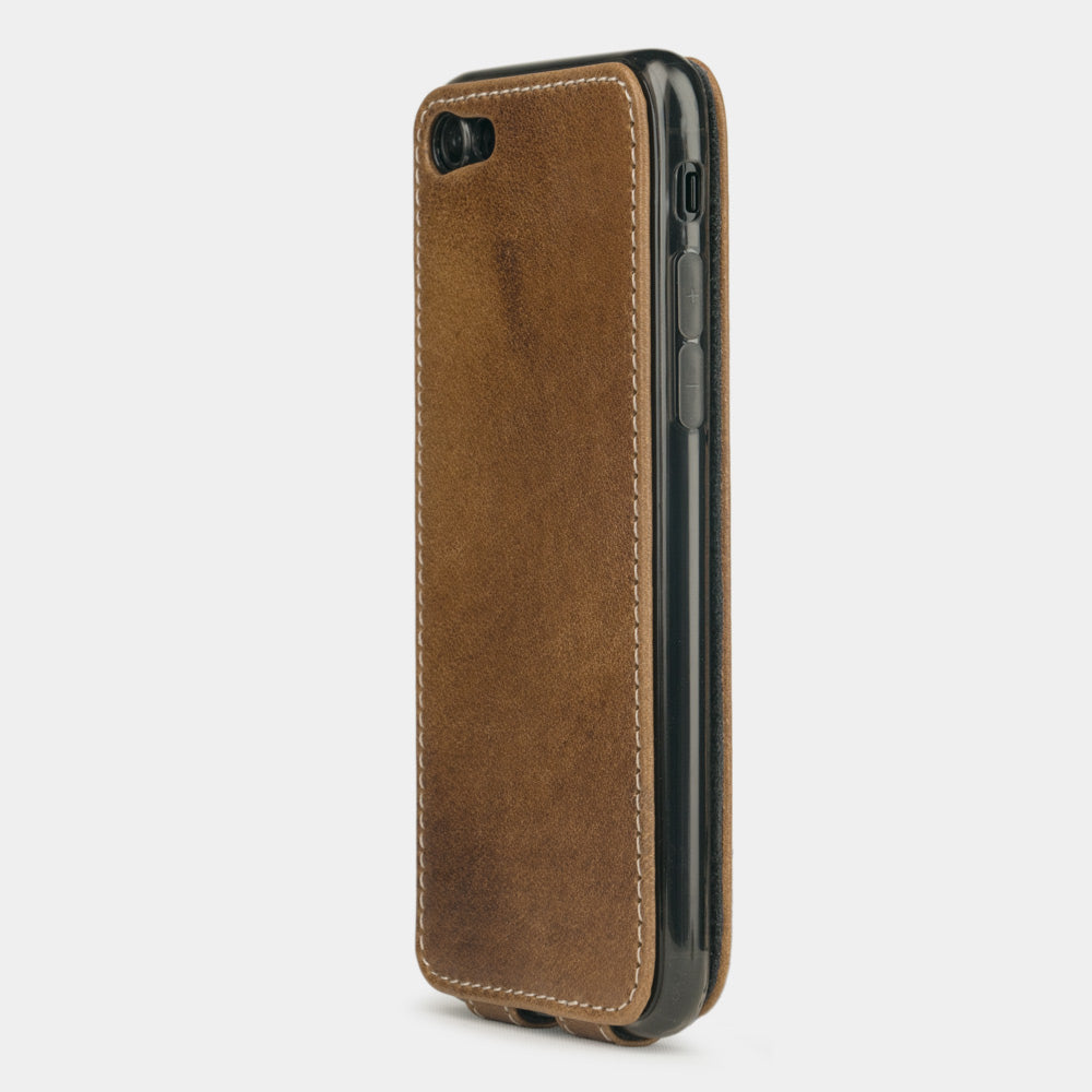 Funda de piel Vintage para iPhone SE - vista del lateral de la cámara que muestra cómo el objetivo queda eficazmente protegido