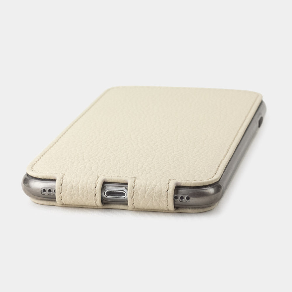 Funda de piel Crema para iPhone SE - vista lateral plana que muestra un diseño ultrafino, la abertura del puerto Lightning y un acabado preciso de los bordes