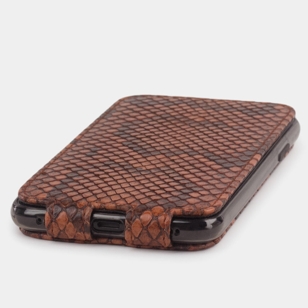 Python leren flip-hoesje goud voor iPhone X - close-up van de onderrand met de opening voor de Lightning-poort