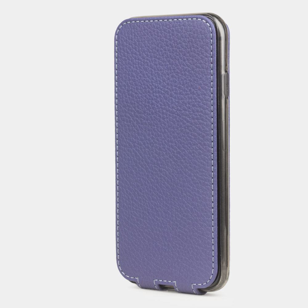 Funda de piel Morado para iPhone SE - vista vertical cerrada que muestra la tapa magnética protegiendo completamente la pantalla, silueta elegante