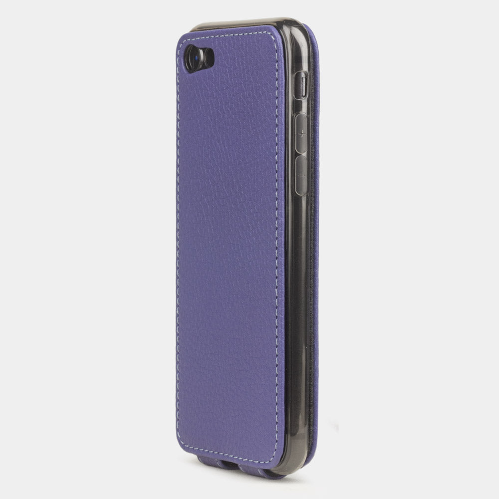 Funda de piel Morado para iPhone SE - vista del lateral de la cámara que muestra cómo el objetivo queda eficazmente protegido