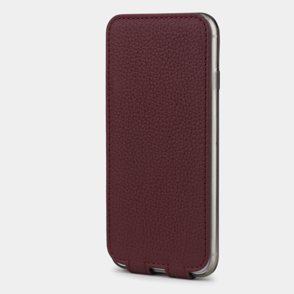 Funda de piel Burdeos para iPhone SE - vista vertical cerrada que muestra la tapa magnética protegiendo completamente la pantalla, silueta elegante