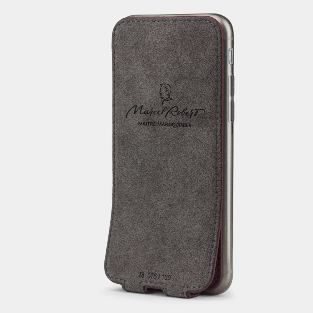 Funda de piel Burdeos para iPhone SE - vista interior que muestra el forro de Alcantara auténtico, diseñado para limpiar y proteger la pantalla