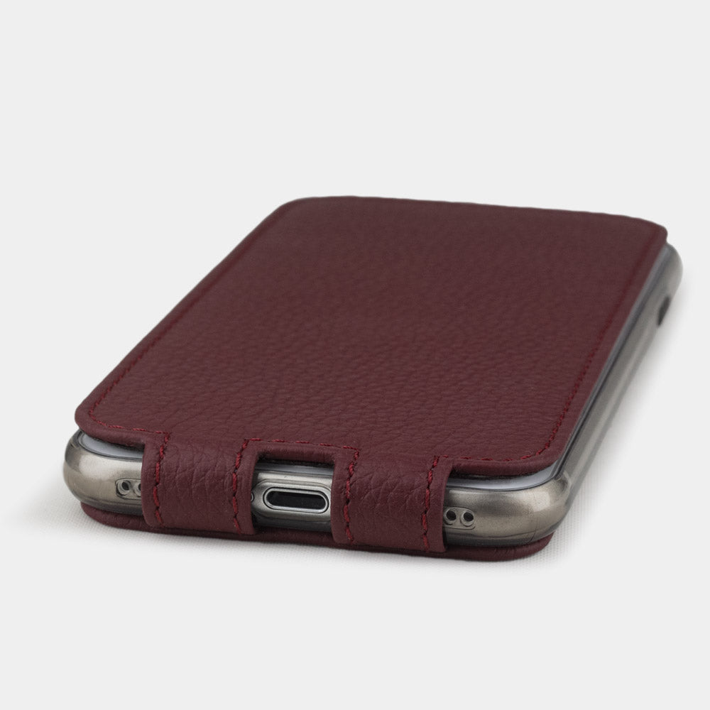 Funda de piel Burdeos para iPhone SE - vista lateral plana que muestra un diseño ultrafino, la abertura del puerto Lightning y un acabado preciso de los bordes