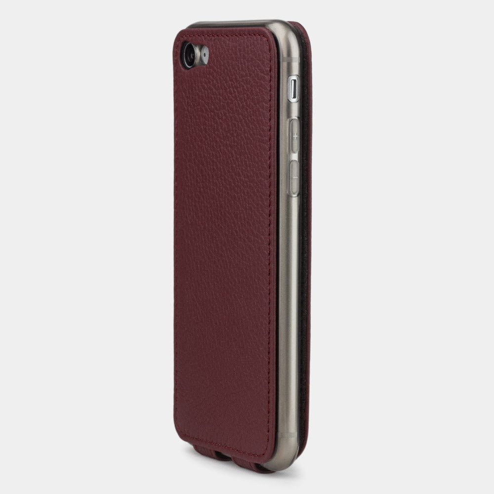 Funda de piel Burdeos para iPhone SE - vista del lateral de la cámara que muestra cómo el objetivo queda eficazmente protegido