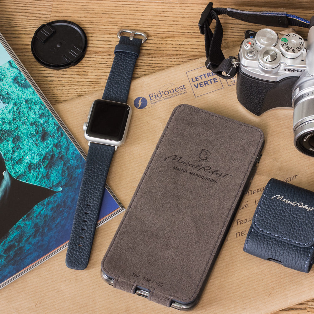 Leren flip-hoesje mat blauw voor iPhone XS Max - plat neergelegd met camera en reisaccessoires