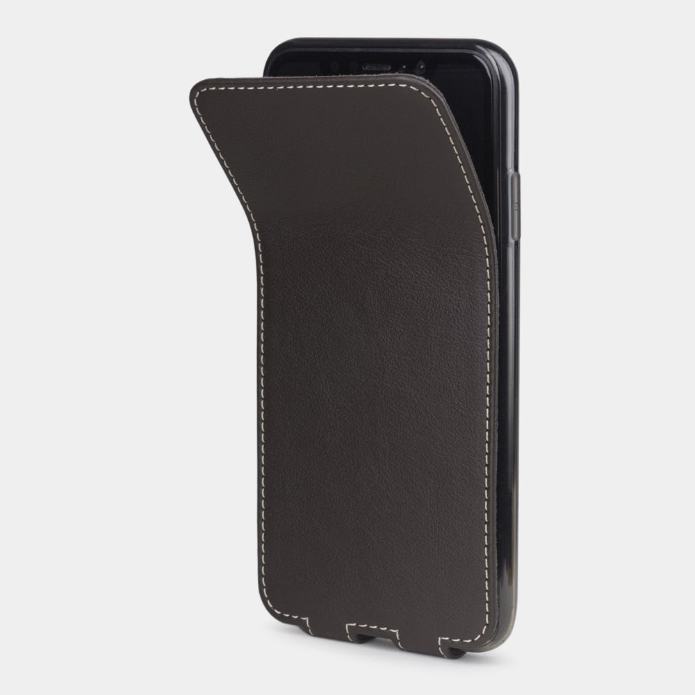 Leren flip-hoesje bruin voor iPhone XS Max - zijaanzicht met de geopende klep