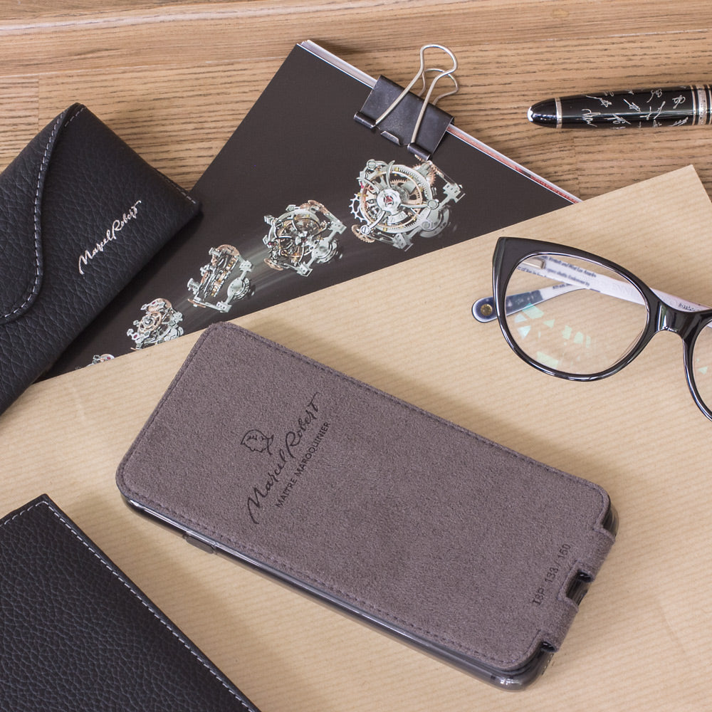 Leren flip-hoesje groen voor iPhone XS Max - plat neergelegd met een bril en leren accessoires