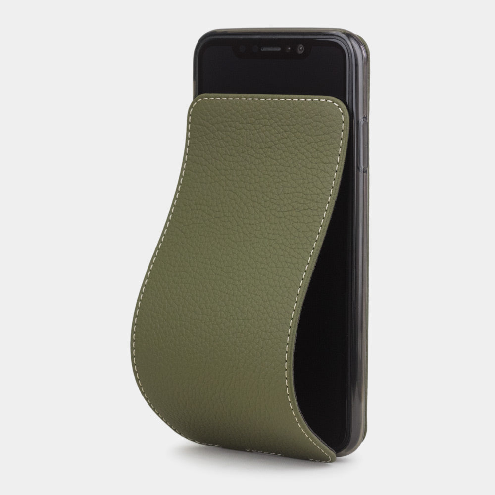 Leren flip-hoesje groen voor iPhone XS Max - vooraanzicht met de zachte klapsluiting