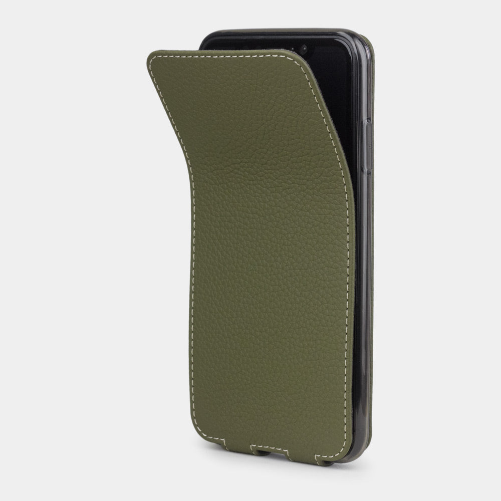 Leren flip-hoesje groen voor iPhone XS Max - zijaanzicht met de geopende klep