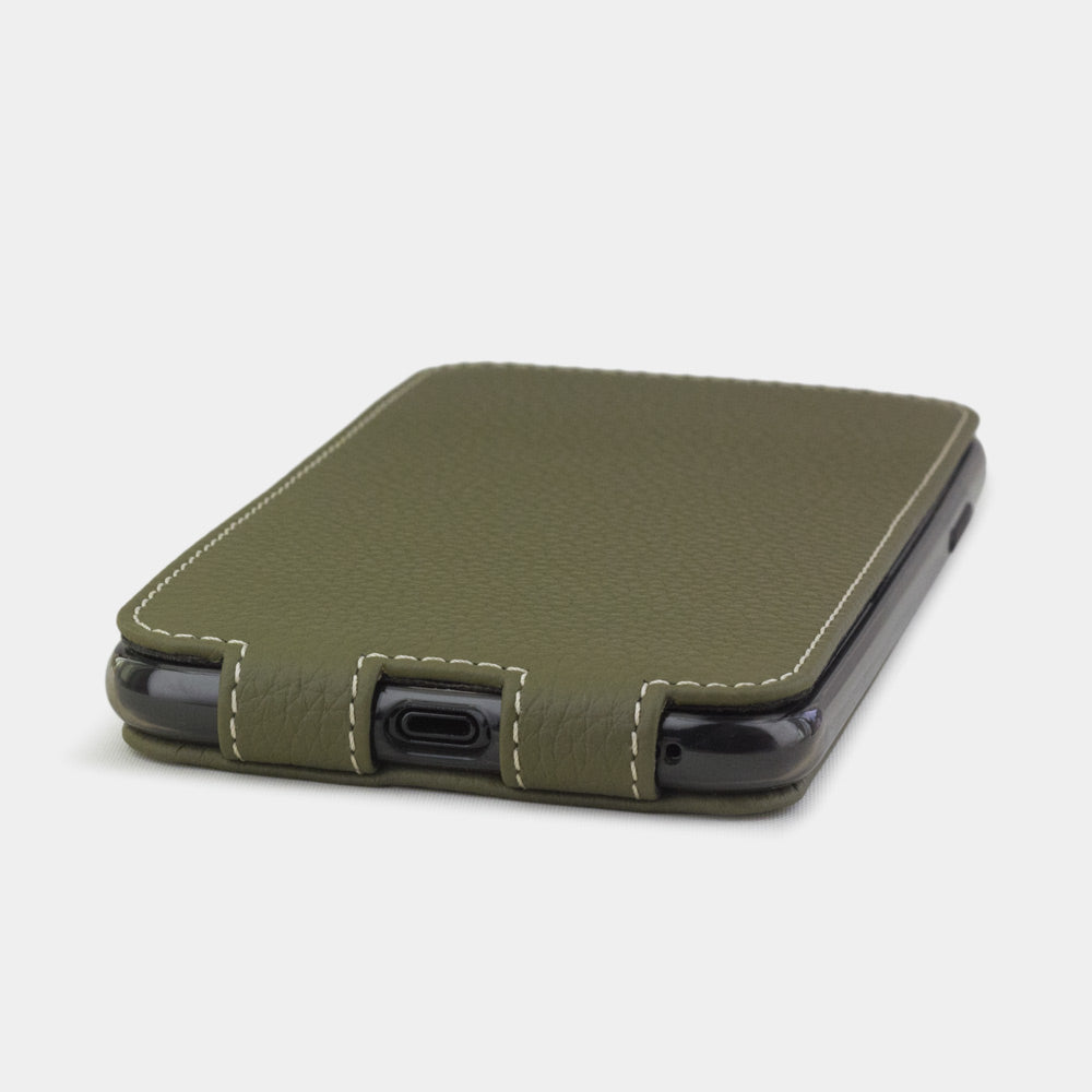 Leren flip-hoesje groen voor iPhone XS Max - close-up van de onderrand met de opening voor de Lightning-poort
