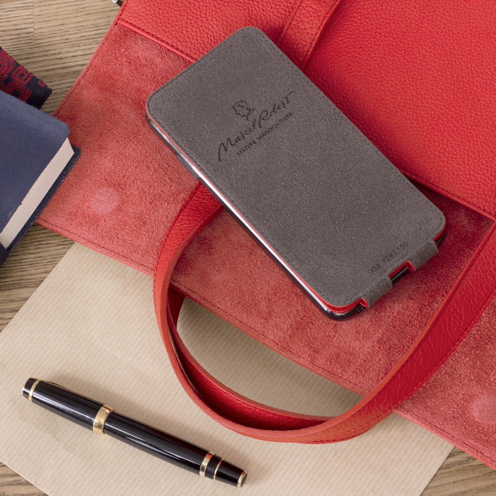 Leren flip-hoesje rood voor iPhone XS Max - plat neergelegd met bijpassende leren tas