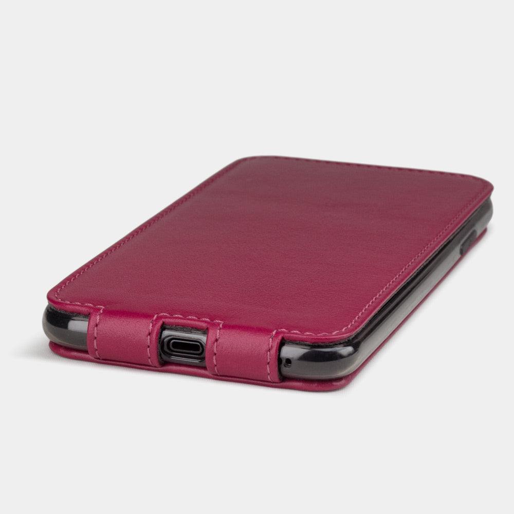 Leren flip-hoesje fuchsia voor iPhone XS Max - close-up van de onderrand met de opening voor de Lightning-poort
