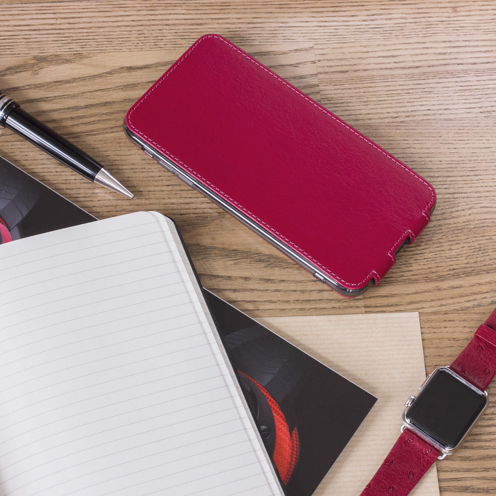 Leren flip-hoesje fuchsia voor iPhone XS Max - plat neergelegd met notitieboek en pen
