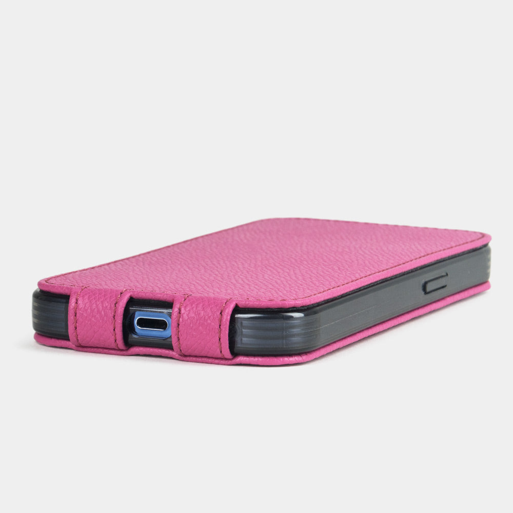 Cover in pelle di vitello rosa per iPhone 15 Plus – vista dal basso con l’apertura della porta USB-C e i bordi cuciti a mano