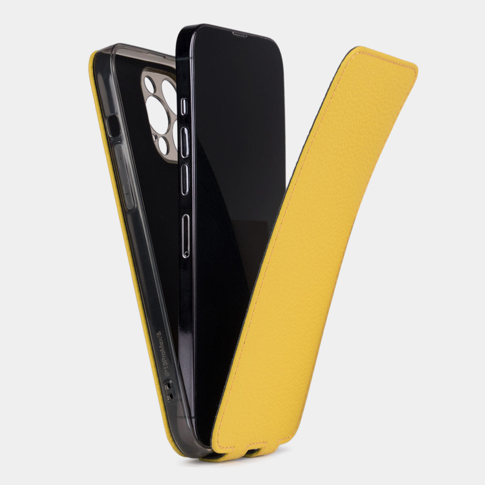 Cover in pelle di vitello gialla per iPhone 15 Plus – custodia separata dal telefono, come inserire l’iPhone nel guscio sottile e apertura fotocamera visibile