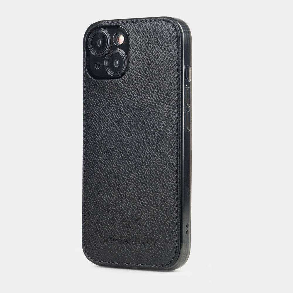 Coque cuir noir Saffiano pour iPhone 15 Plus – vue de dos de trois quarts montrant le profil ultra-fin de 2 mm et les tranches finies main