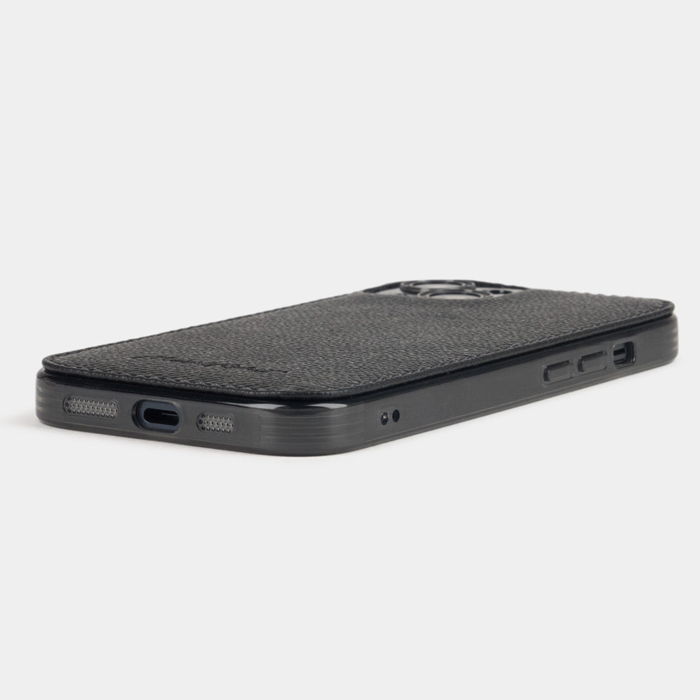 Coque cuir noir Saffiano pour iPhone 15 Plus – vue de dessous avec l’ouverture du port USB-C et les découpes des haut-parleurs