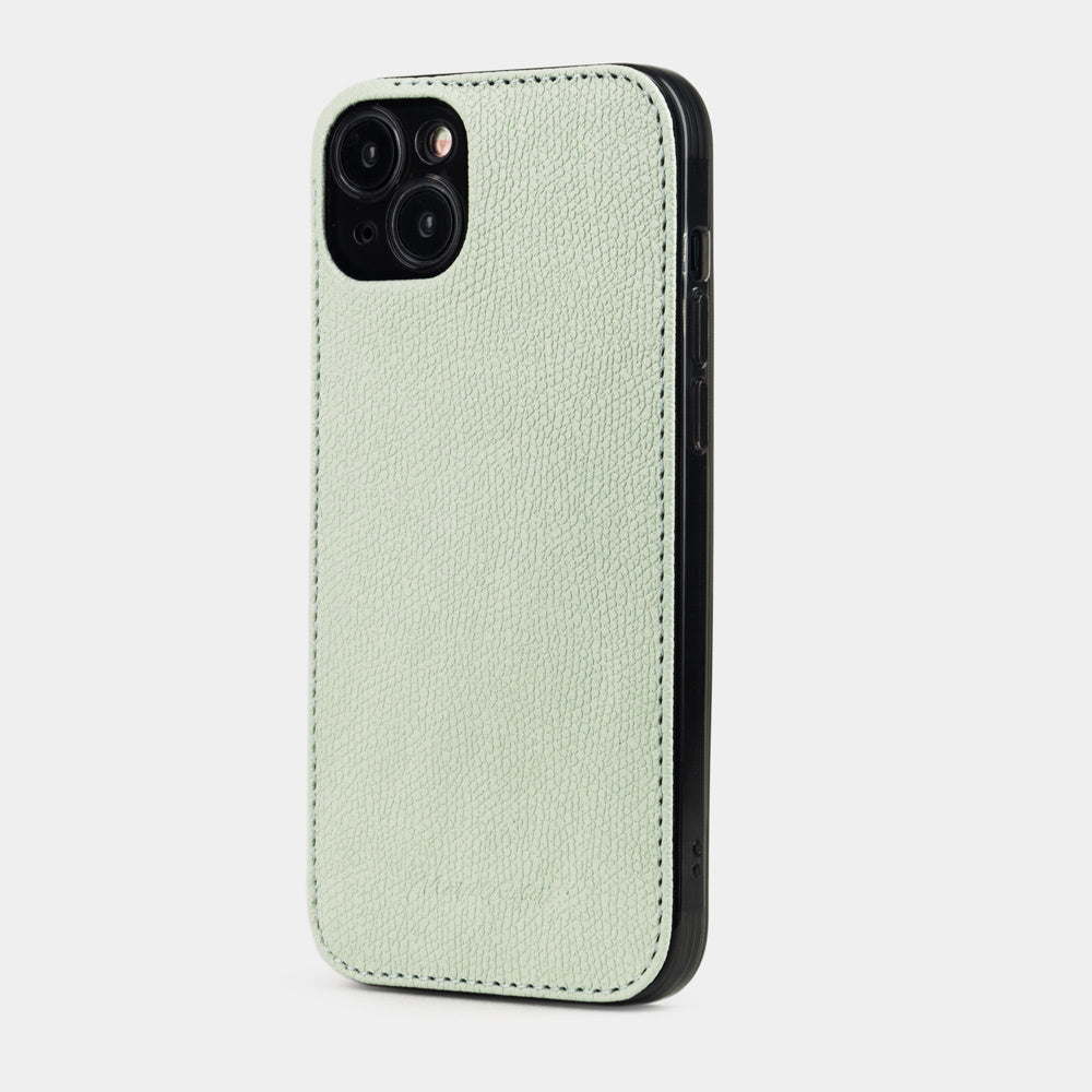 Coque cuir vert pastel pour iPhone 15 Plus – vue de dos de trois quarts montrant le profil ultra-fin de 2 mm et les tranches finies main