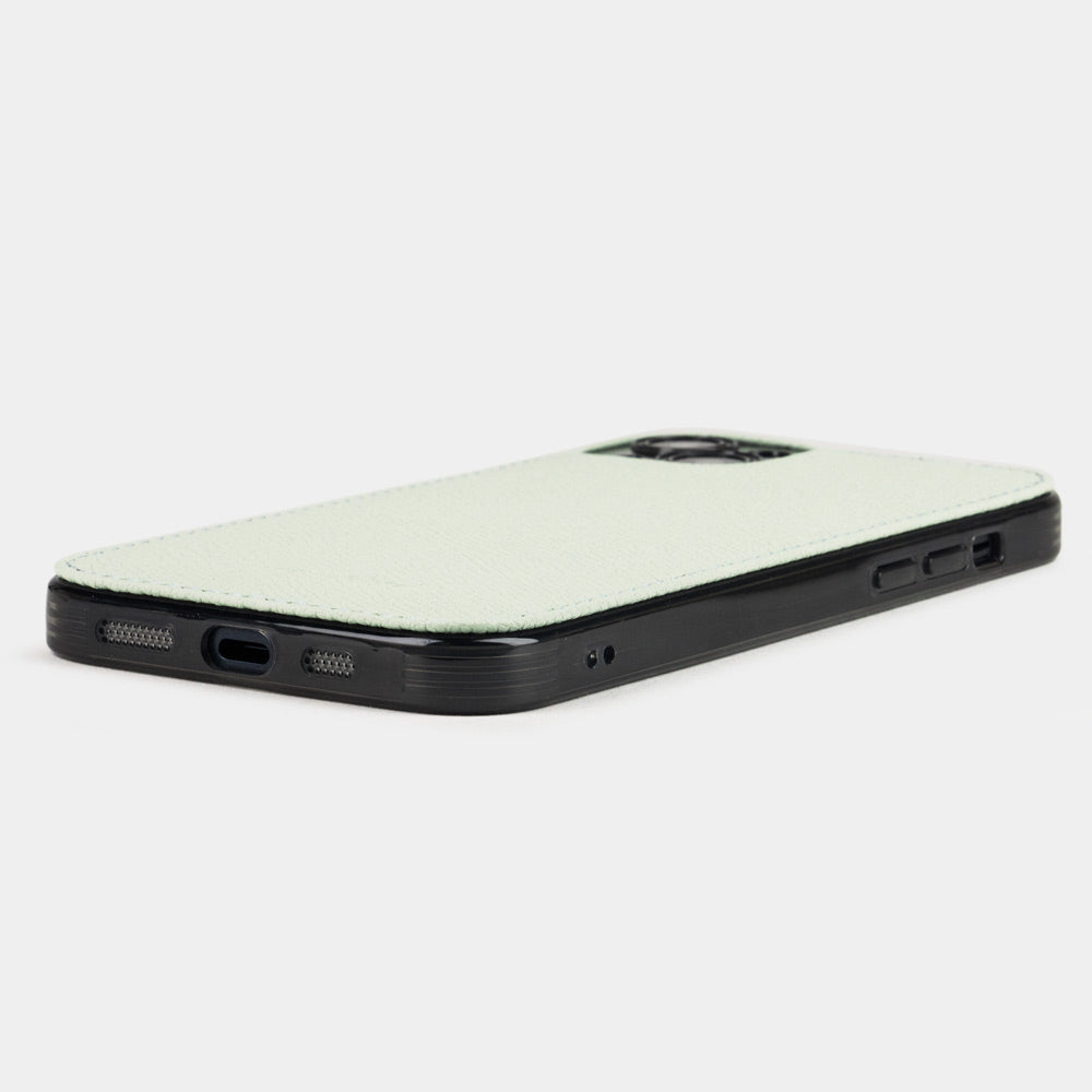 Coque cuir vert pastel pour iPhone 15 Plus – vue de dessous avec l’ouverture du port USB-C et les découpes des haut-parleurs