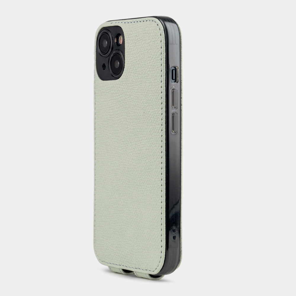 Cover in pelle di vitello verde pastello per iPhone 15 Plus – vista posteriore con l’apertura per la fotocamera e i bordi cuciti a mano