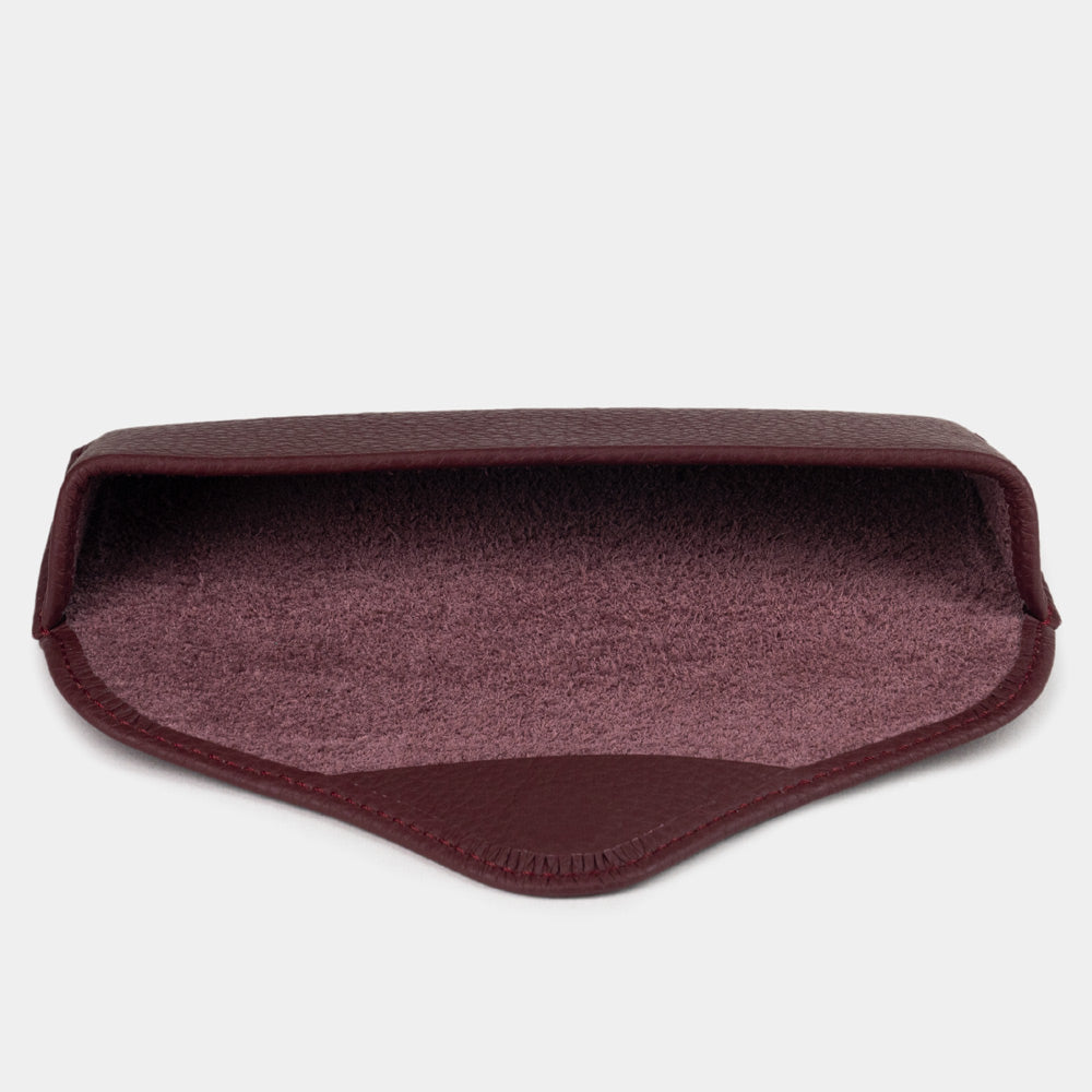 Inside the bordeaux calfskin Casual glasses case: natural suede lining