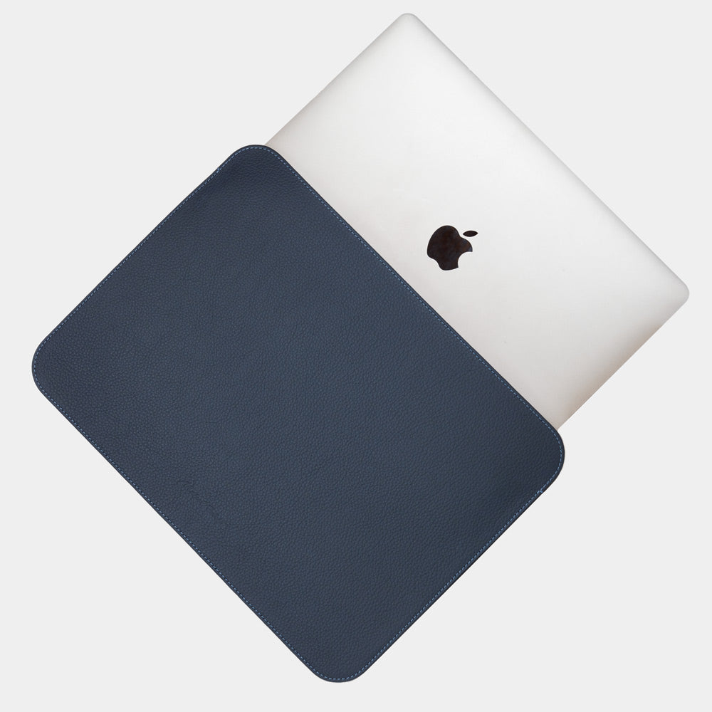 Custodia MacBook Air 15 pollici in pelle, colore blu – immagine principale: la custodia con il portatile parzialmente inserito