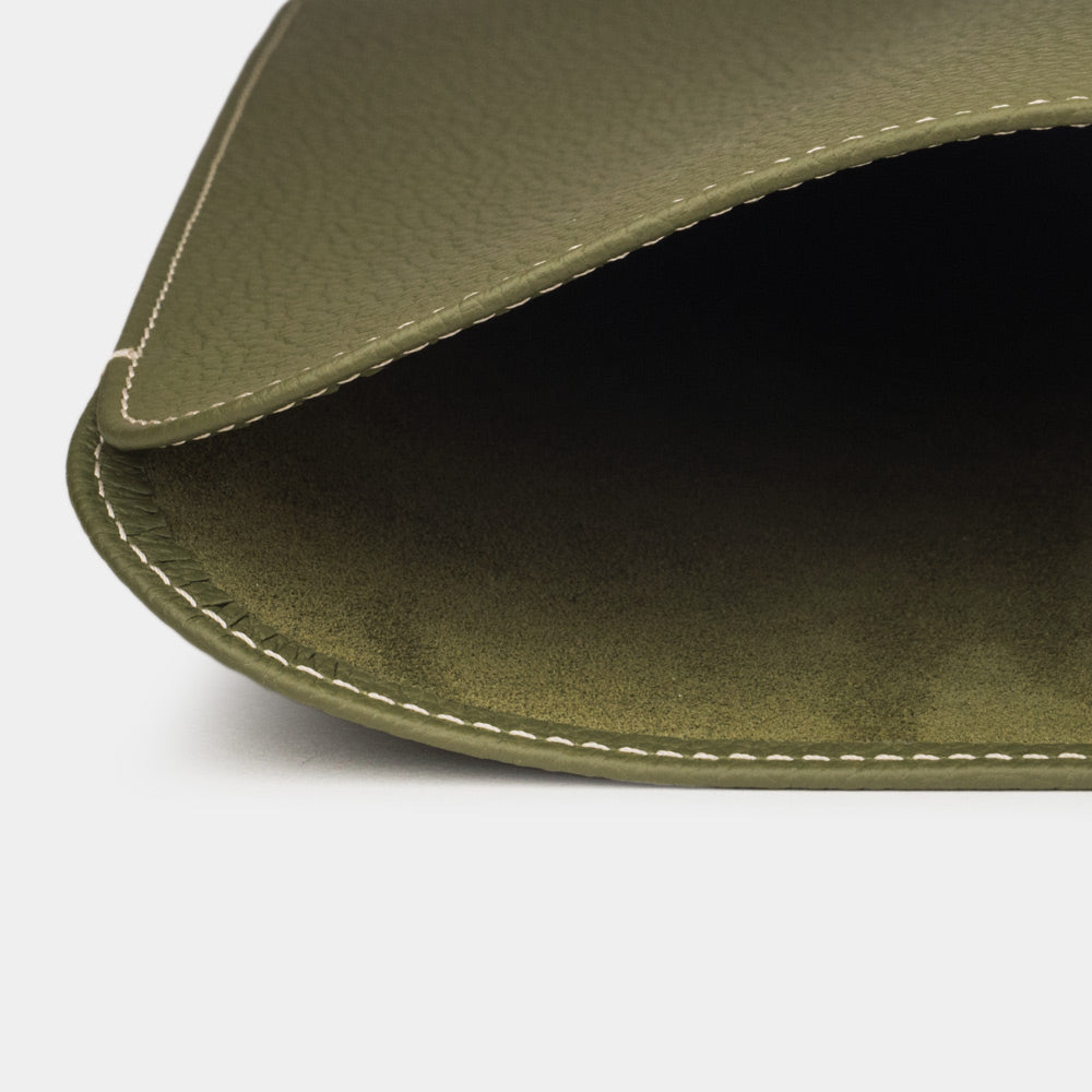 Sleeve laptop in pelle per MacBook Air 15 pollici, colore verde – primo piano dell'apertura curva e della fodera interna morbida