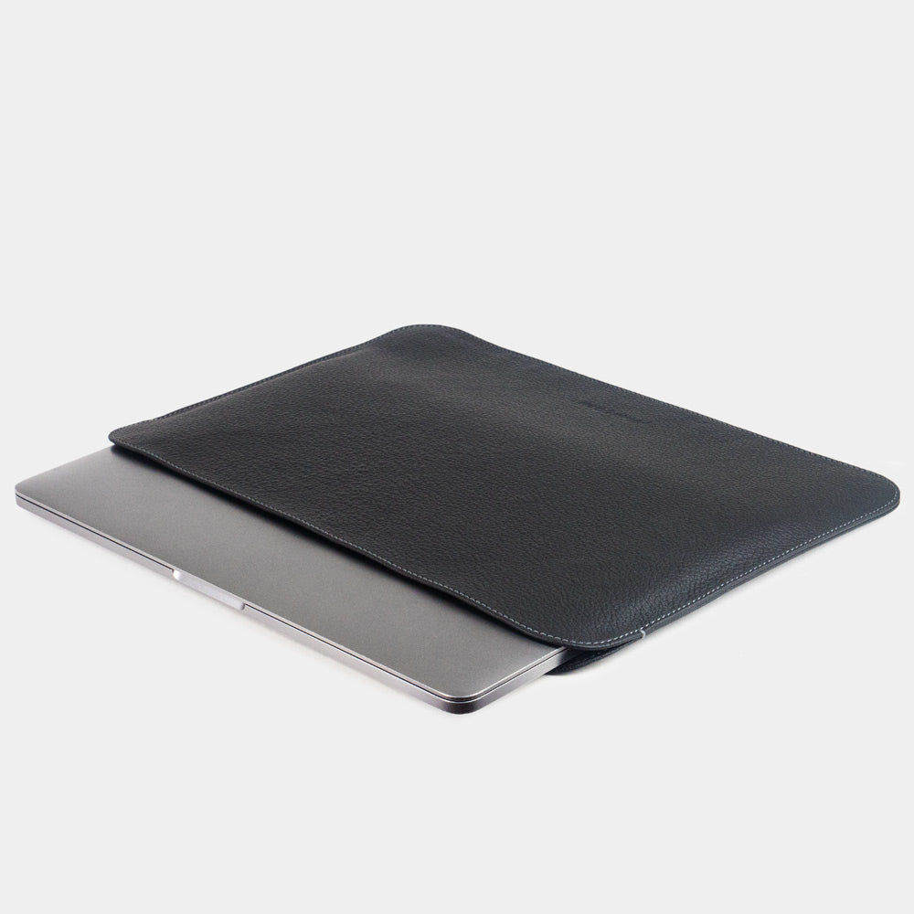 Leren MacBook hoes 14 inch in zwart vastgehouden, slanke beschermende laptophoes