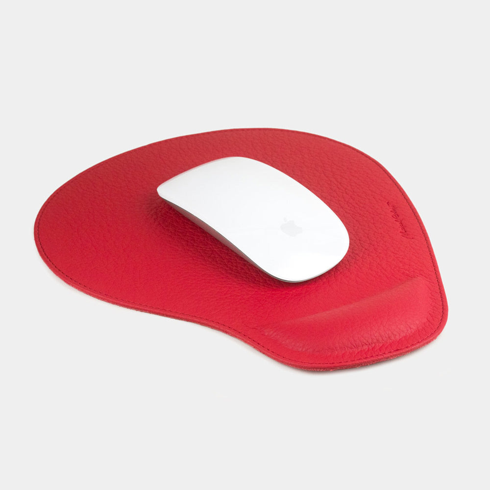 Tappetino mouse in pelle rosso con poggiapolsi, mouse bianco sul vitello a grana