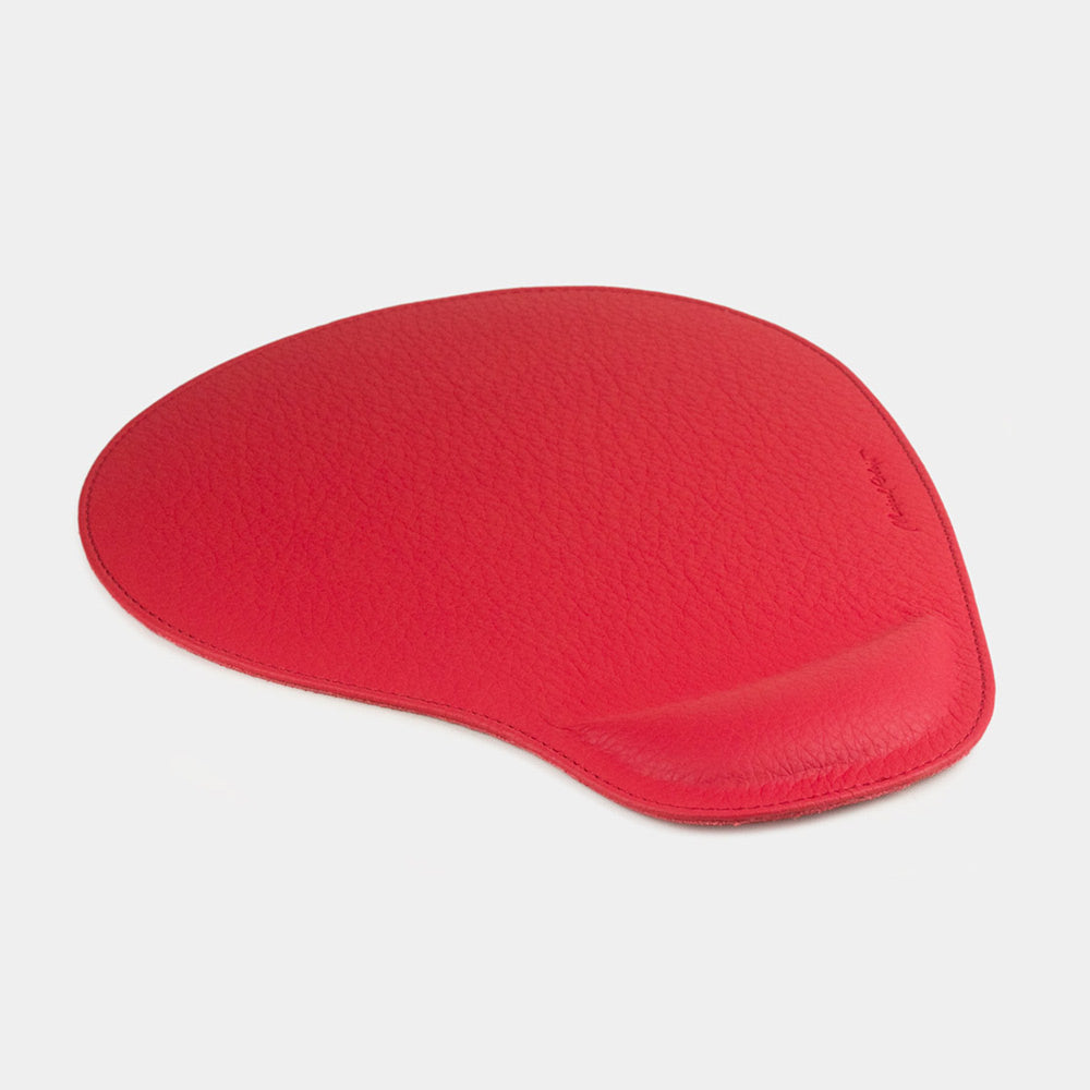 Tappetino mouse in pelle rosso, vista laterale del poggiapolsi imbottito e della cucitura