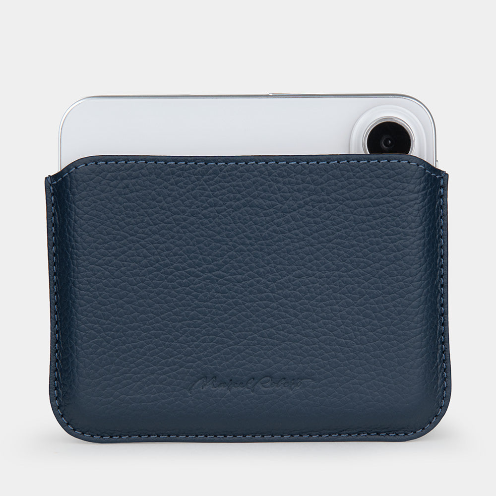 Lederhülle in Blau mit eingeschobenem, zugeklapptem iPhone Duo, Kamera über der Öffnung sichtbar