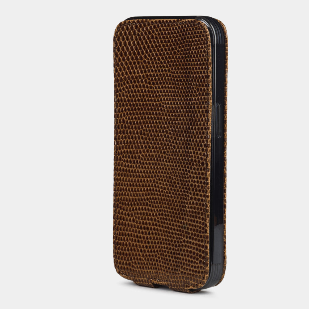 iPhone 14 Pro flip case in brown lizard leather – the closed case seen from the front, the flap held over the screen by the integrated magnets